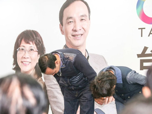 國民黨明天下午將召開臨時中常會，決定由誰擔任代理主席。圖為朱立倫與王如玄上午到競選總部，向支持自己競選的志工們一一致意，感謝他們的陪伴。圖片來源：臺灣《聯合報》