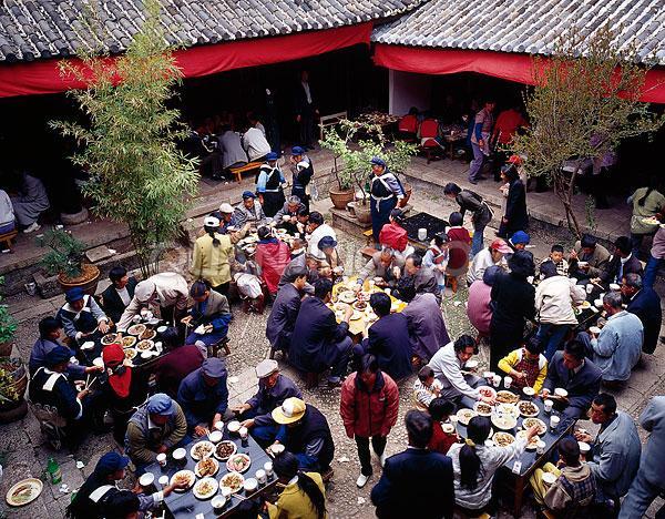 貴州畢節(jié)織金縣板橋鄉(xiāng)政府公職人員在整頓村民亂辦酒席時，雙方發(fā)生沖突并互有出手。