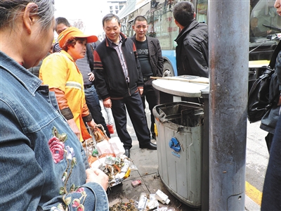 四川達(dá)州市通川區(qū)一垃圾桶，被搶槍支在此被找到。