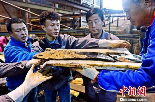 圖為南昌西漢海昏侯墓主槨室考古發(fā)掘現(xiàn)場出土了一組漆器“屏風”。　郭晶 攝