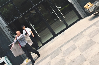 昨日11時(shí)許，新華聯(lián)國際公寓門口，一男子將電視等賭具轉(zhuǎn)移，后被警方控制