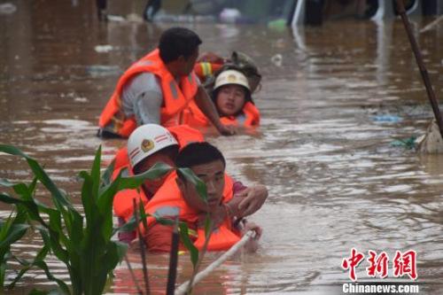 資料圖：6月20日，貴州省黔西南州暴雨成災。圖為消防員抗洪救人。　黔西南消防 攝