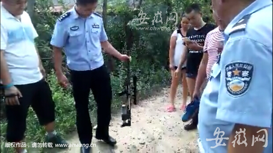 警方在案發地附近找到的槍支。