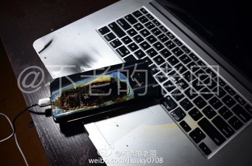 根據圖片來看，蘋果MacBook Pro筆記本觸控面板左邊部分被熏黑，而且該網友也提供了充電設備，就是三星Note 7原裝充電器。