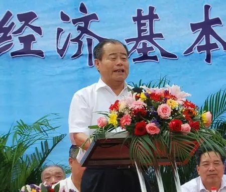信發集團發展成為一家集發電、供熱、氧化鋁、電解鋁、碳素、燒堿、聚氯乙烯、電石、鋁深加工等產業于一體的現代化大型企業集團，位于山東聊城茌平縣。2016年10月，信發集團董事局主席張學信在接受山東商報采訪時表示，44年企業沒有一名員工離職。