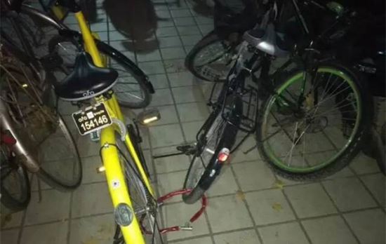 網友拍攝的私自給共享單車上鎖占為己有的行為。
