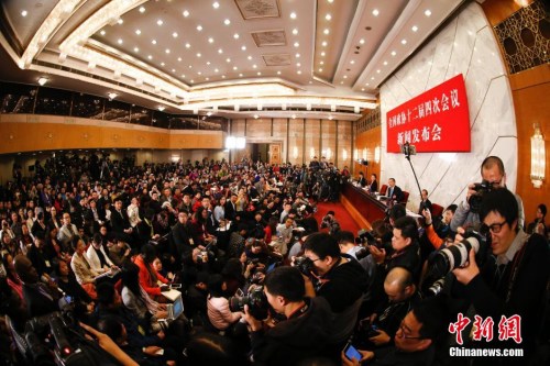 資料圖：2016年3月2日，全國(guó)政協(xié)十二屆四次會(huì)議新聞發(fā)布會(huì)在北京人民大會(huì)堂舉行，大會(huì)新聞發(fā)言人王國(guó)慶回答記者提問(wèn)。 中新社記者 杜洋 攝