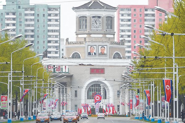 4月25日是朝鮮人民軍建軍85周年紀念日。圖為24日的平壤街頭。
