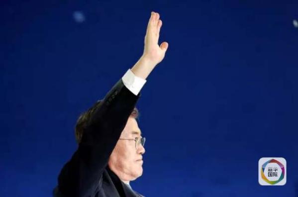 目前民調(diào)領(lǐng)先的共同民主黨候選人文在寅方面當(dāng)天上午表示，強(qiáng)行在星州部署“薩德”的做法“無視國民意愿和程序”，實際上切斷了下屆政府針對“薩德”相關(guān)政策的判斷余地。