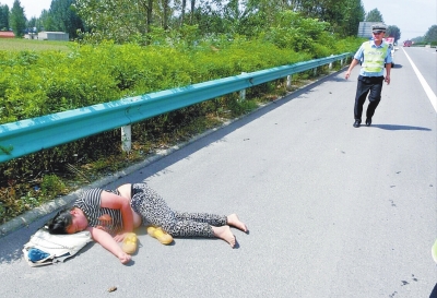 險！一女子躺高速路上睡大覺 漯河交警忙轉移保安全
