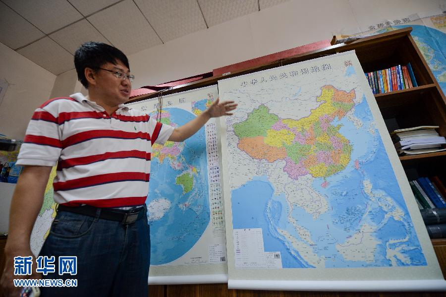 6月23日，湖南地圖出版社總編輯雷宜遜在介紹豎版《中華人民共和國地圖》。