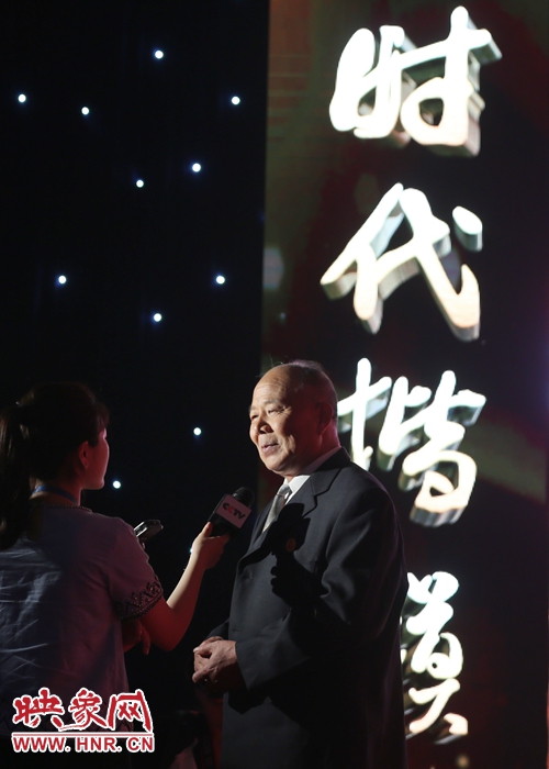 河南鄧州“編外雷鋒團”團長宋清梅，在“時代楷?！卑l布廳接受中央媒體現場采訪。