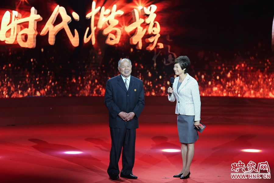河南鄧州“編外雷鋒團”團長，在“時代楷?！卑l布廳接受敬一丹訪問。
