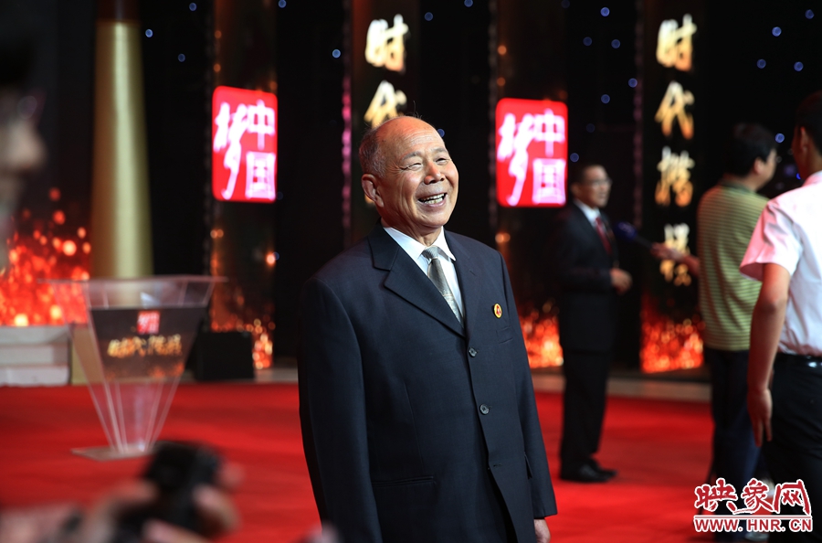 河南鄧州“編外雷鋒團”被中宣部授予“時代楷模”榮譽稱號，團長宋清梅非常激動和高興。