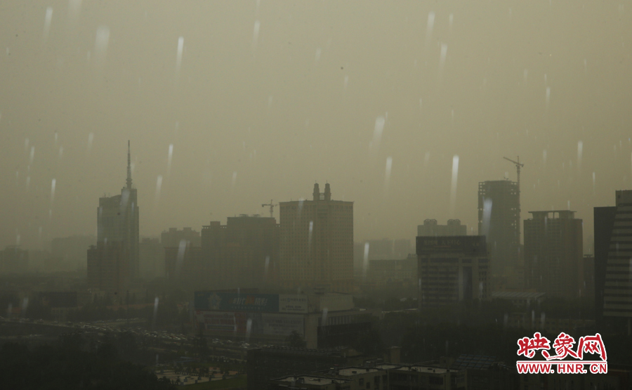 17時(shí)29分,鄭州強(qiáng)降雨,紫荊山附近的市民真切地感受到了什么叫大雨傾盆。