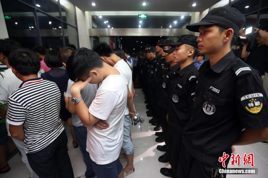 7月24日晚,南京警方將抓獲的以福建、江西、河南、湖北、黑龍江等多個外省市的涉及傳銷人員集中帶回。