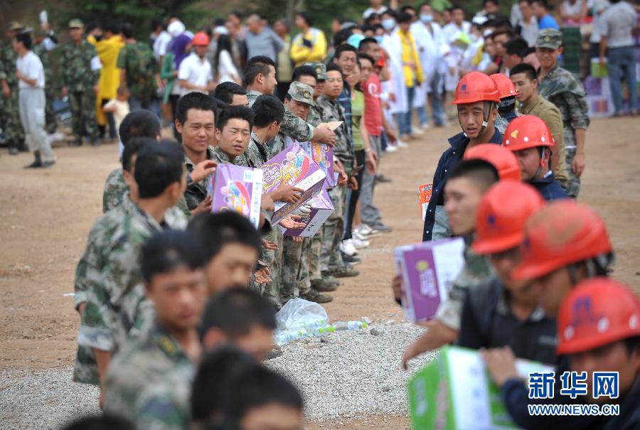 8月5日，在魯甸縣龍頭山鎮，當地民兵轉運從直升機上卸載的救災物資。