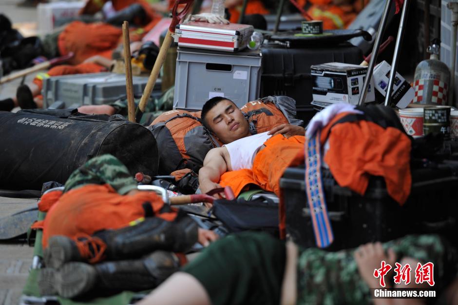 8月6日，龍頭山鎮，疲倦的救援官兵席地而眠。