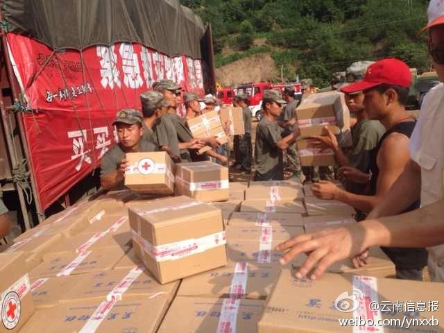 第14集團軍官兵協助阿迪力將1100余箱切糕從貨車上卸下。