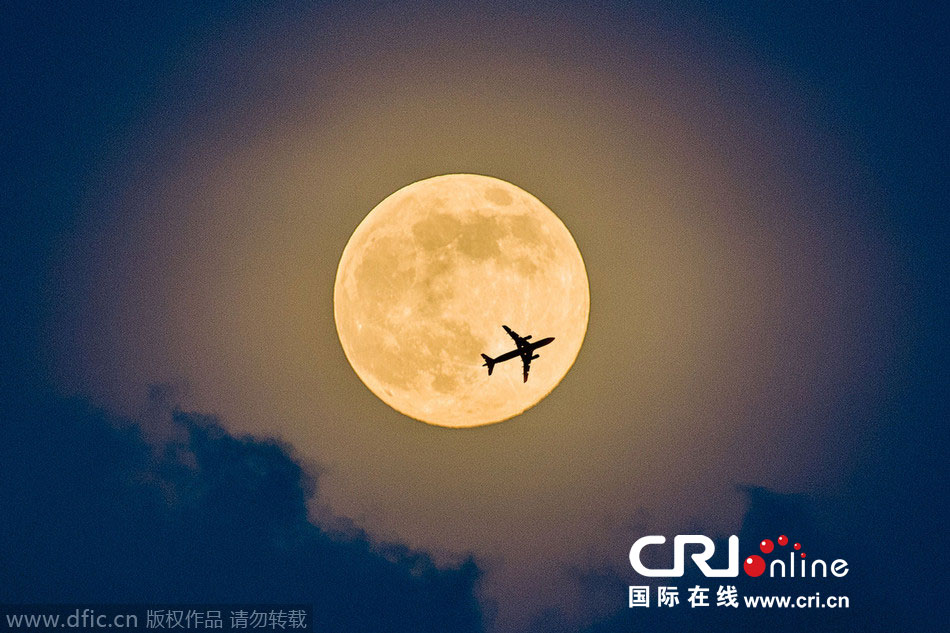 8月10日，19點15分，深圳上空的超級月亮。圖片來源：鄧飛/東方IC