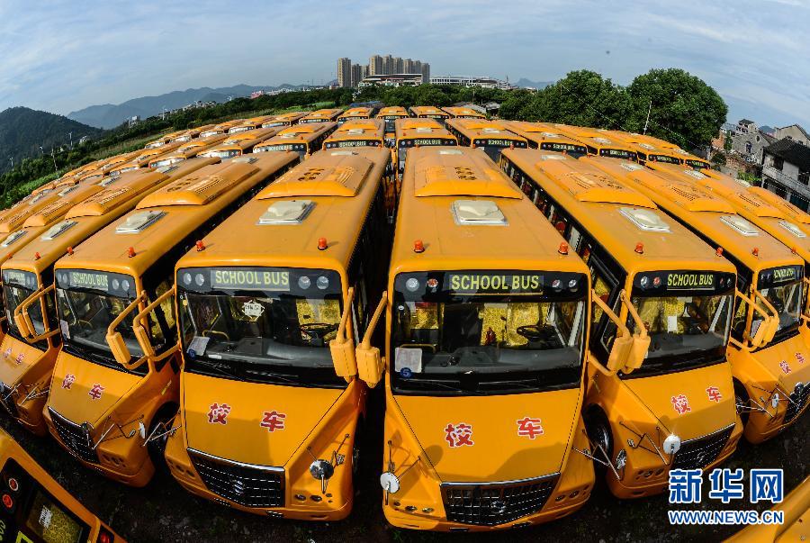  8月29日，被閑置的校車(chē)停在溫嶺市城西街道芷勝莊村一塊空地上。