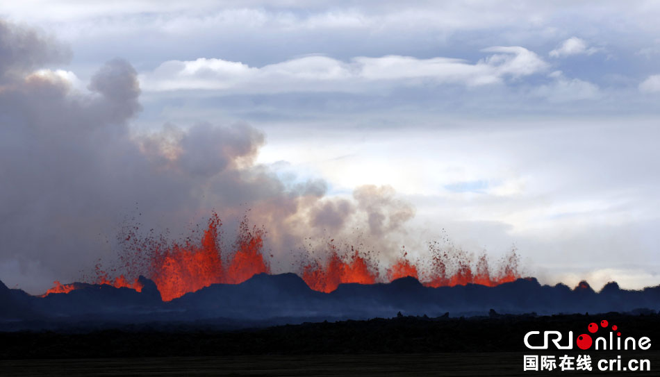 冰島火山出現新裂縫再度噴發(fā) 發(fā)布紅色預警