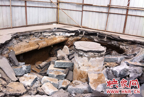 此次路面塌陷的直徑約為3米，深度有2米左右，坑內布滿了碎石，路面下方20厘米左右。