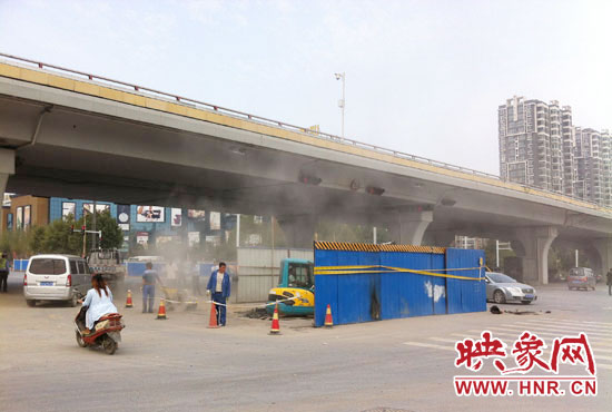 施工單位對塌陷處進行路面切割，造成路面塵土飛揚。