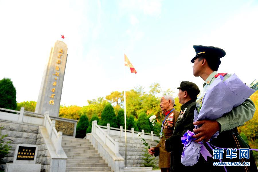 9月29日，在遼寧丹東抗美援朝烈士陵園，來自全國各地的革命老戰士及家屬向抗美援朝烈士紀念碑獻花。