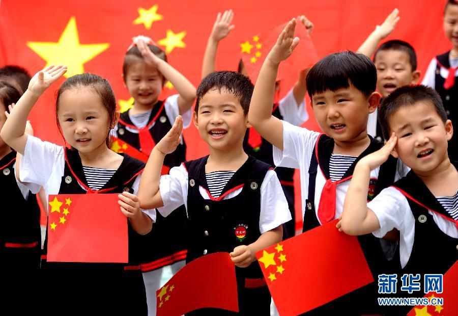  9月28日，安徽淮南市直機關幼兒園的小朋友在國旗前唱《國歌》，慶祝祖國65周歲生日。