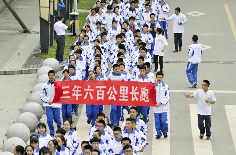 10月14日，成都七中萬達學校實行三年跑六百公里才能畢業，現場學生開始長跑。