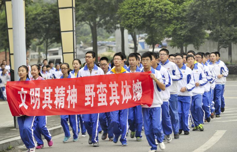 10月14日，成都七中萬達學校實行三年跑六百公里才能畢業，現場學生開始長跑。