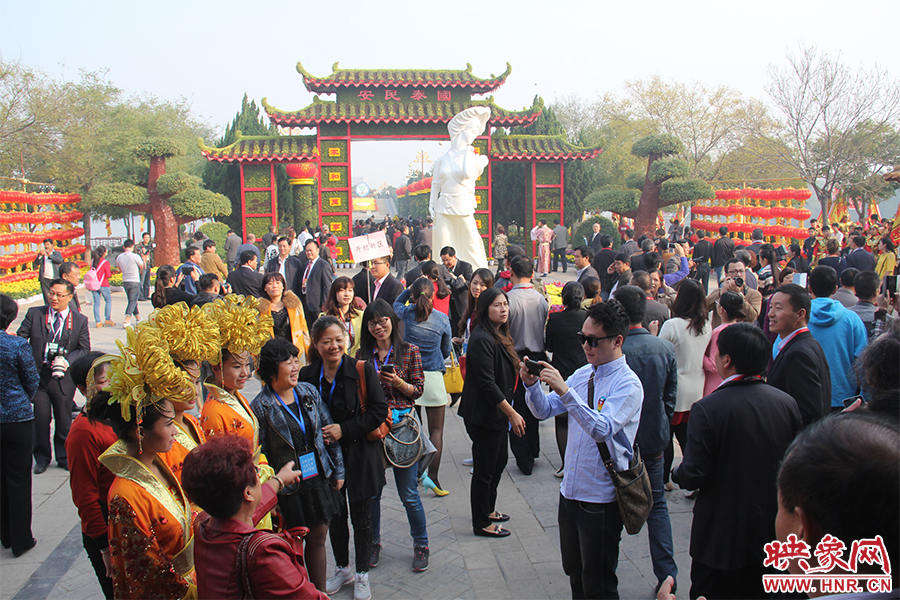 與會(huì)領(lǐng)導(dǎo)與嘉賓入園賞菊。