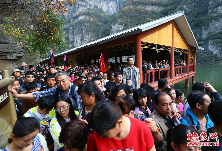 由于長時間擁擠不動，導致游客產(chǎn)生了焦躁的情緒