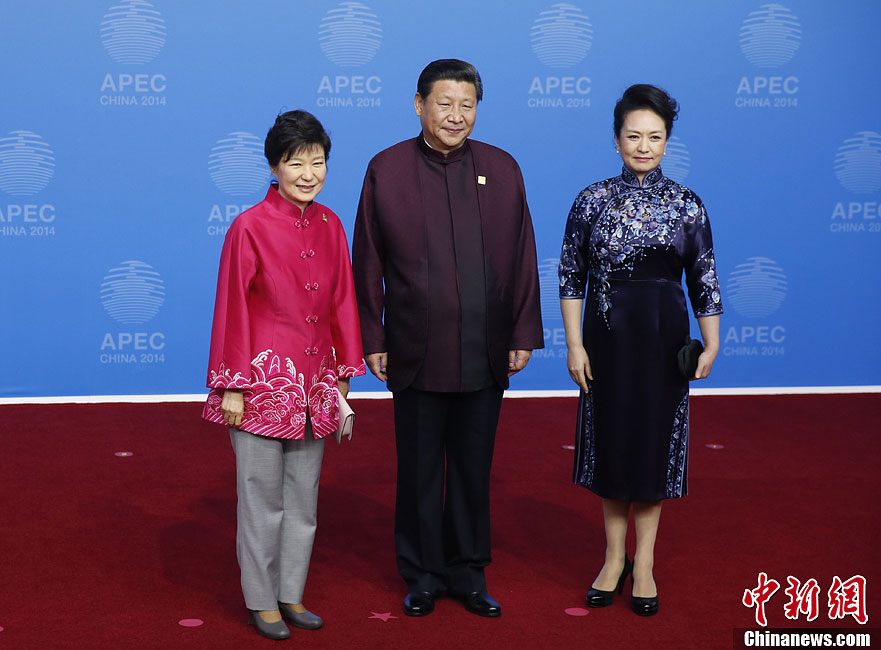 圖為習(xí)近平夫婦歡迎韓國(guó)總統(tǒng)樸槿惠。中新社發(fā) 杜洋 攝