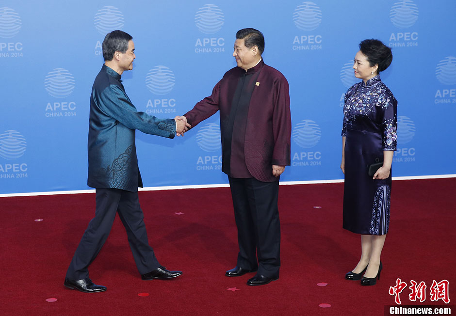 圖為習(xí)近平夫婦歡迎中國(guó)香港特別行政區(qū)行政長(zhǎng)官梁振英。中新社發(fā) 杜洋 攝