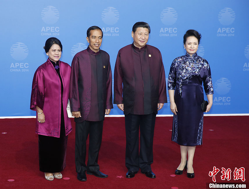 圖為習(xí)近平夫婦歡迎印度尼西亞總統(tǒng)佐科·維多多。中新社發(fā) 杜洋 攝