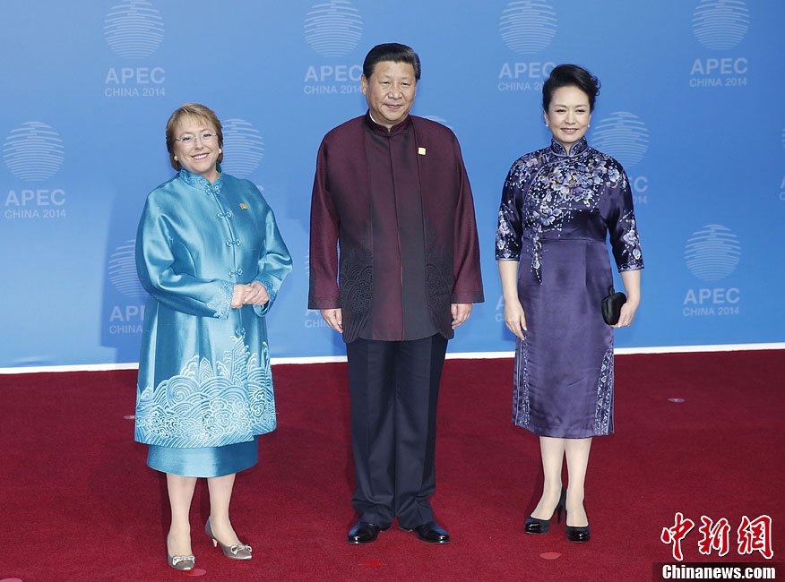 圖為習(xí)近平夫婦歡迎智利總統(tǒng)巴切萊特。中新社發(fā) 杜洋 攝