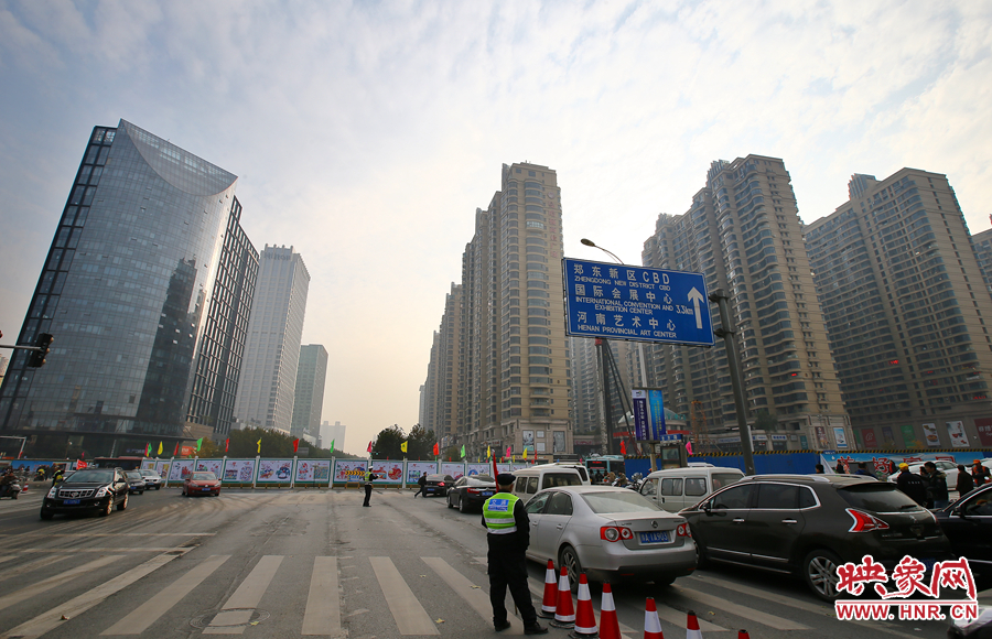 由于圍擋，汽車司機看不到對面的紅綠燈，車輛通行全靠交警現場指揮