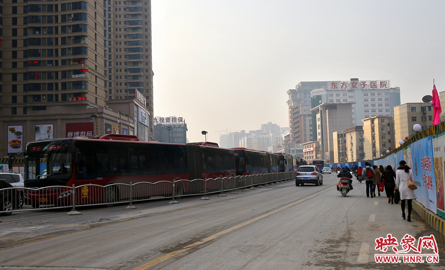 未來路道路兩邊施工，行人和非機動在機動車道路上通行