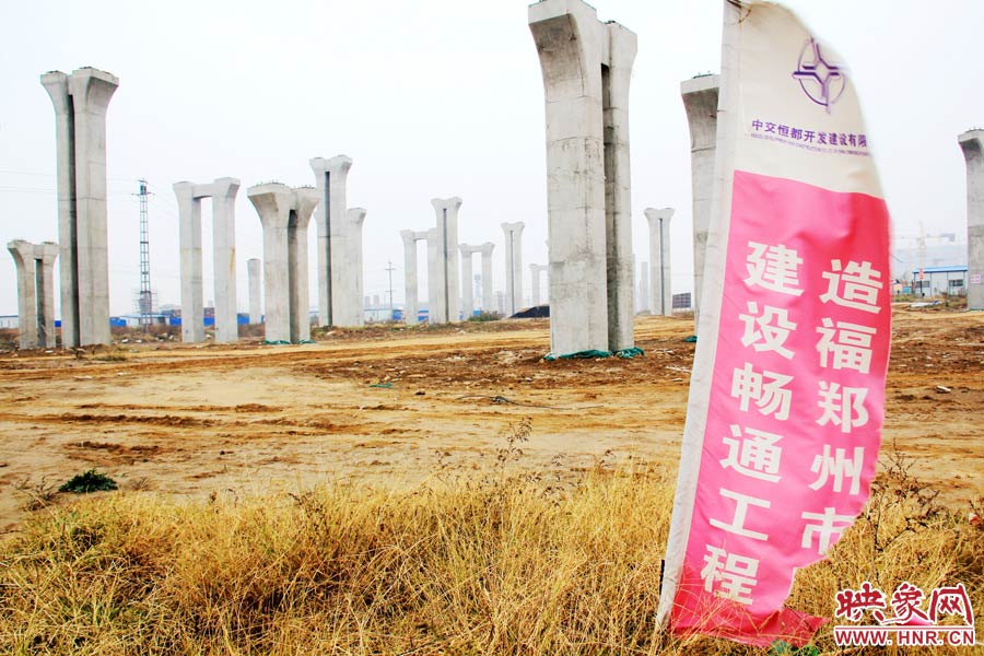 施工現(xiàn)場還插放著“建設(shè)暢通鄭州，造福鄭州市民”的條幅。