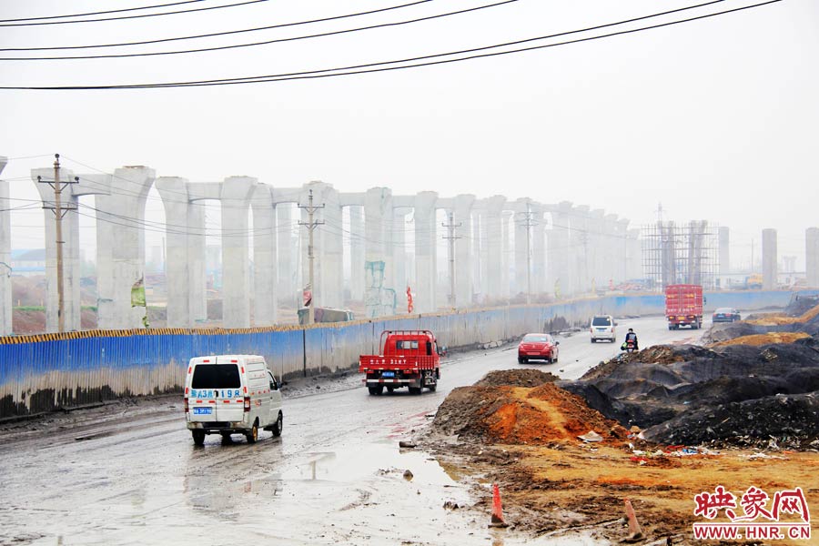 鄭平路柴郭轉(zhuǎn)盤處以及圍擋兩邊預留的道路坑坑洼洼，無人維護，造成事故頻發(fā)，經(jīng)常堵車。