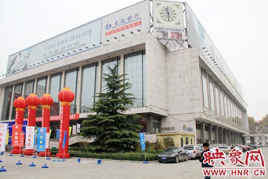 11月28日，記者從鄭州市政府獲悉，河南省人民會堂決定拆除違法存在10多年的巨型樓頂廣告。