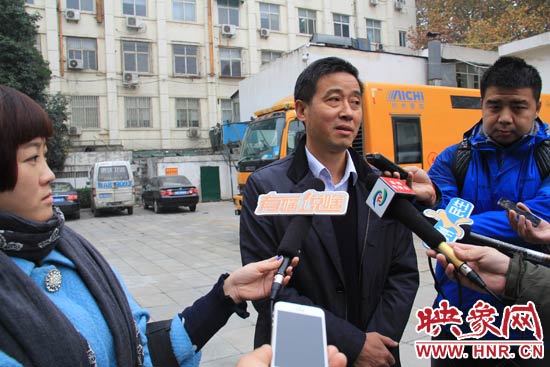 鄭州城市管理局行政執法監察支隊二大隊副大隊長杜陸水就“河南省人民會堂違法戶外廣告”一事，接受媒體采訪