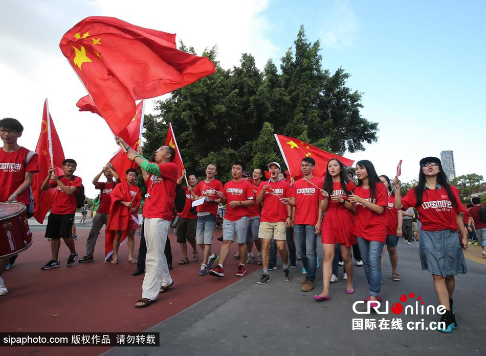 賽前中國(guó)球迷揮舞國(guó)旗進(jìn)場(chǎng)，為國(guó)足助威。