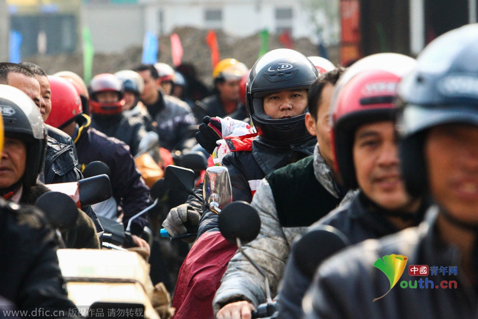 2015年2月10日，廣東佛山，順德龍山加油站為返鄉摩托車免費加油。