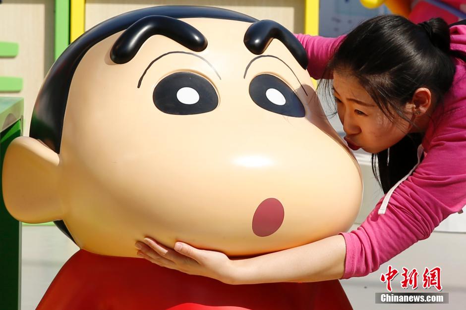4月22日，游客與蠟筆小新合影?！跋灩P小新25周年紀念特展”日前在北京開展，吸引了不少市民游客。