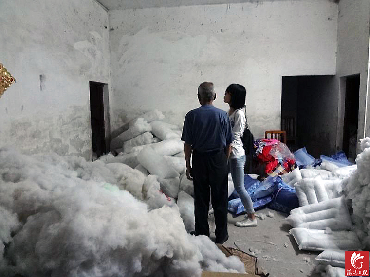 “黑心棉”堆滿了房間的每個角落。