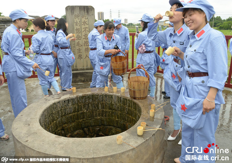 江西贛州干部配偶穿紅軍服進行紅色傳統教育