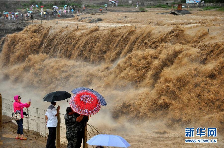 8月2日，游客在山西吉縣黃河壺口瀑布景區游覽觀瀑。